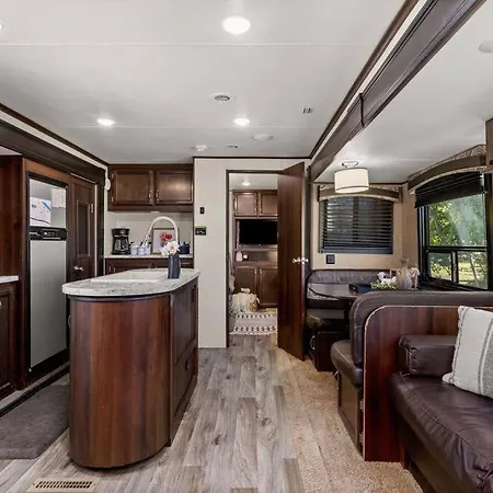 Rv Located On Private Property, Providing Access To The Guadalupe River, Accommodates Up To 7 Guests